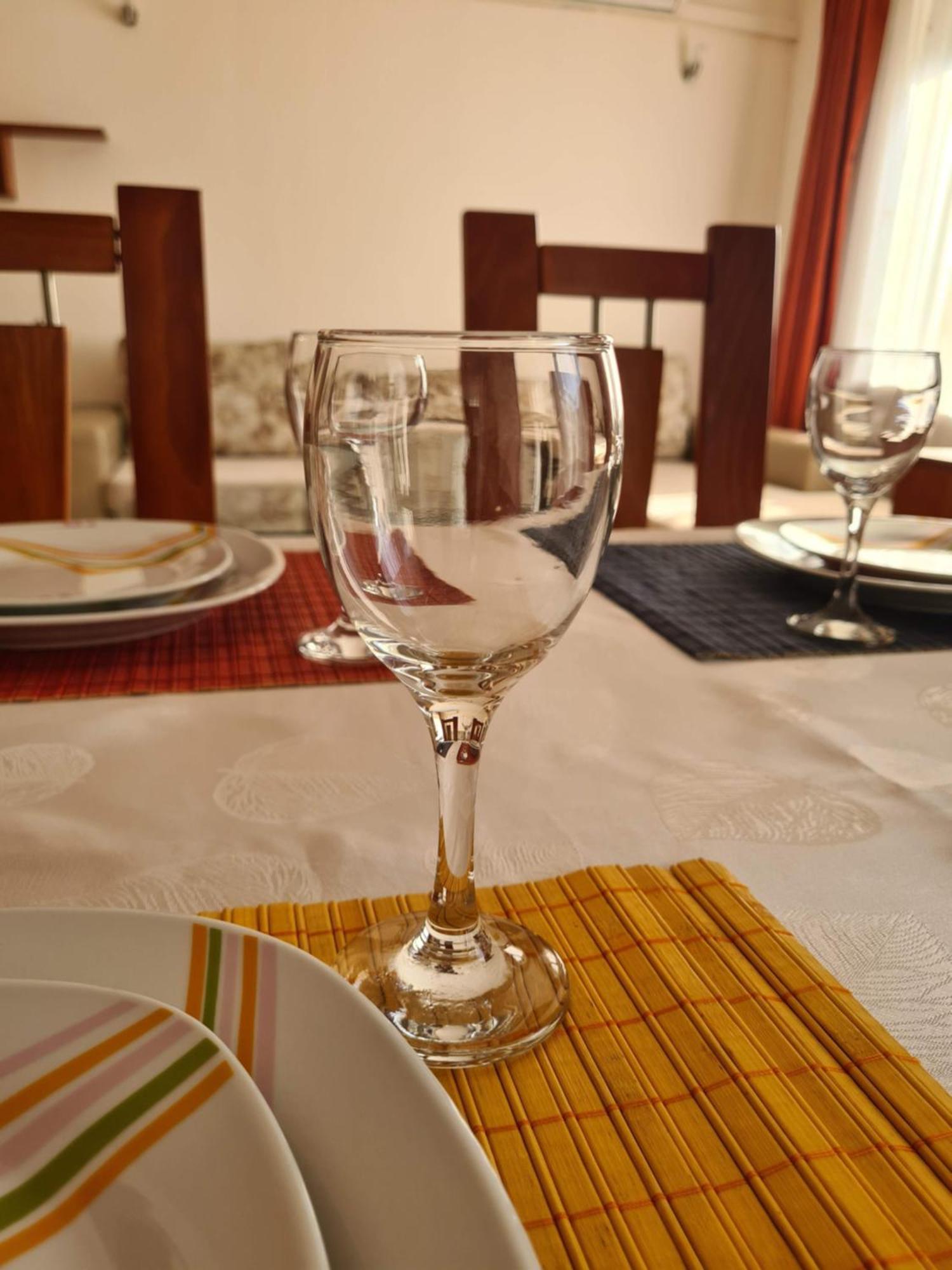 Spacious 2 Bedroom Apartment *