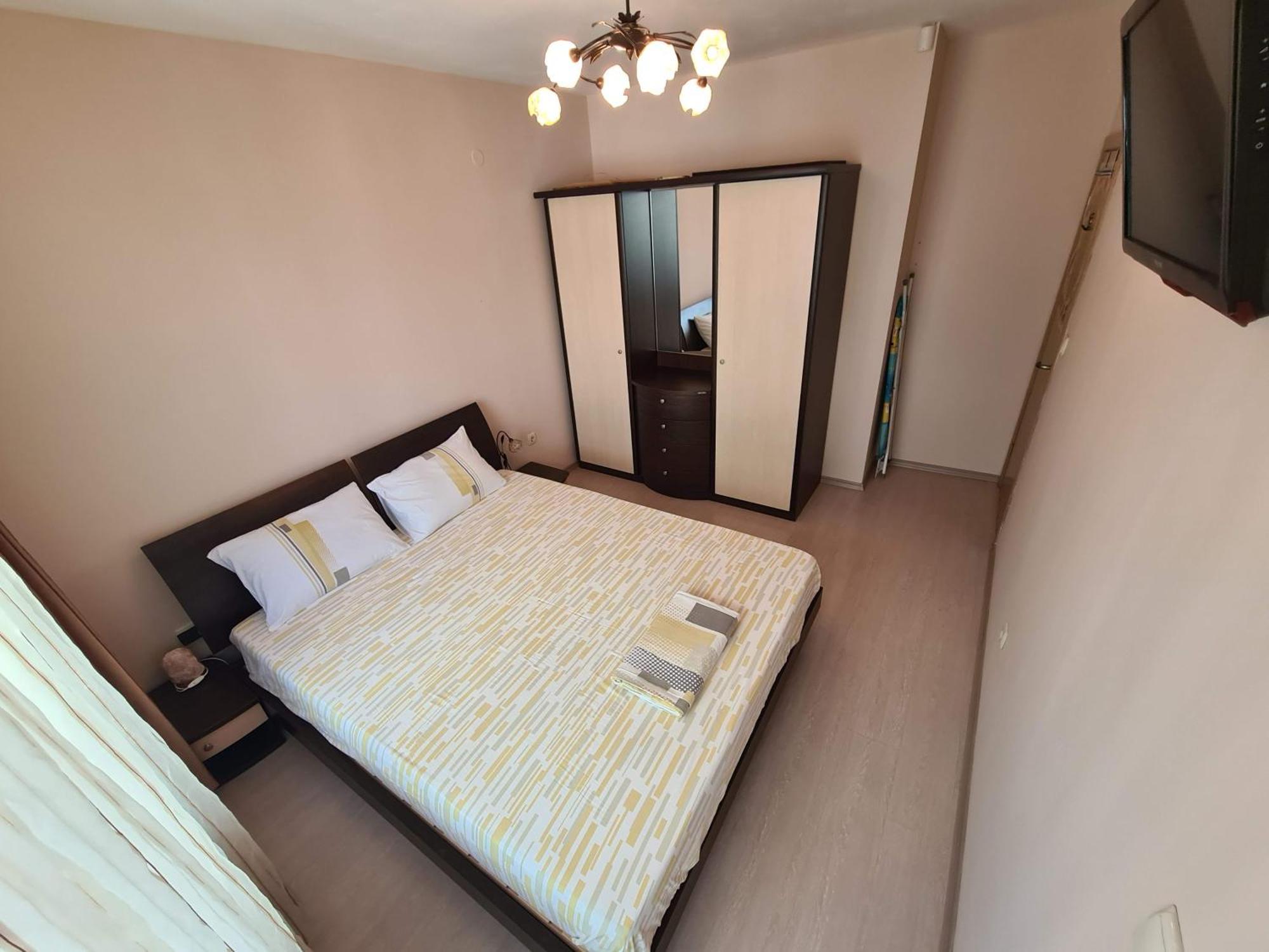Spacious 2 Bedroom Apartment *