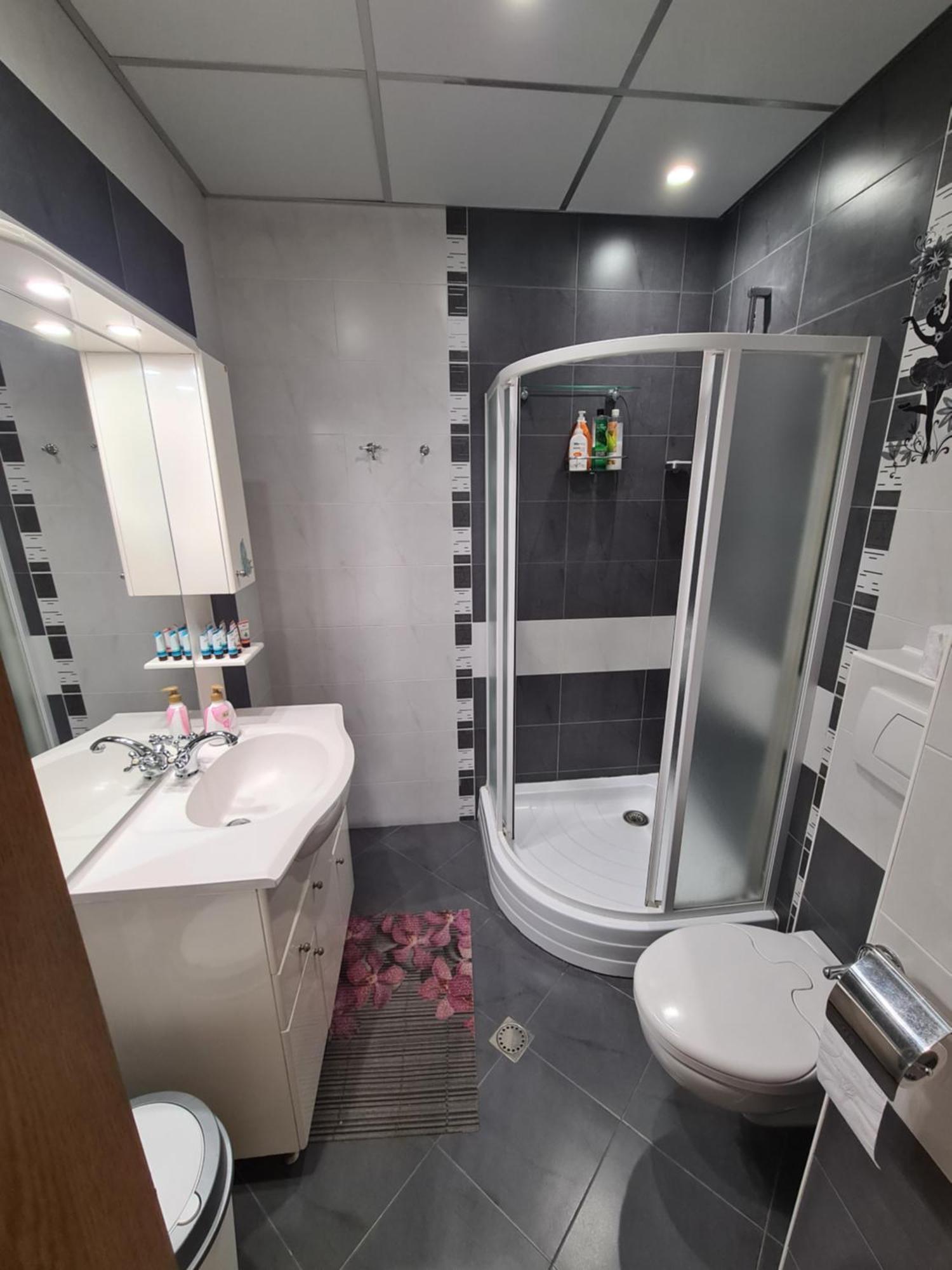 Spacious 2 Bedroom *